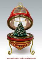 Oeufs musicaux en porcelaine de style faberg&eacute; Oeuf musical anim&eacute; de style Faberg&eacute; : oeuf musical en porcelaine avec sapin de No&euml;l