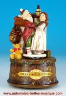 Bo&icirc;tes &agrave; musique anim&eacute;es avec p&egrave;res No&euml;l Bo&icirc;te &agrave; musique anim&eacute;e de No&euml;l avec P&egrave;re No&euml;l : bo&icirc;te &agrave; musique avec P&egrave;re No&euml;l et ma&icirc;tresse de maison
