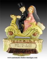 Bo&icirc;tes &agrave; musique pour mariages Bo&icirc;te &agrave; musique humoristique en r&eacute;sine sur le th&egrave;me du mariage : bo&icirc;te &agrave; musique Trousselier avec moto des mari&eacute;s