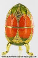 Oeufs musicaux en m&eacute;tal de style faberg&eacute; Oeuf musical de type Faberg&eacute; : oeuf musical en m&eacute;tal orange et vert avec dorures et strass