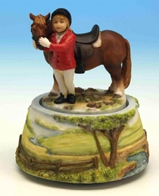Jouets musicaux en porcelaine/polystone Jouet musical en polystone : jouet automate musical avec cheval et cavali&egrave;re