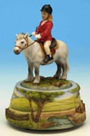 Jouets musicaux en porcelaine/polystone Jouet musical en polystone : jouet automate musical avec cheval et cavali&egrave;re