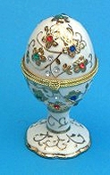 Oeufs musicaux en porcelaine de style faberg&eacute; Oeuf musical en porcelaine de style Faberg&eacute; : oeuf musical blanc