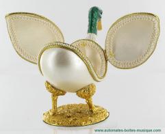 Oeufs non musicaux de style Faberg&eacute; en v&eacute;ritable coquille d'oeuf Oeuf non musical de style Faberg&eacute; : oeuf en forme de canard en v&eacute;ritable coquille d' oeuf