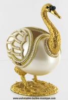 Oeufs non musicaux de style Faberg&eacute; en v&eacute;ritable coquille d'oeuf Oeuf non musical de style Faberg&eacute; : oeuf en forme de cygne en v&eacute;ritable coquille d' oeuf