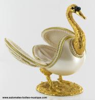 Oeufs non musicaux de style Faberg&eacute; en v&eacute;ritable coquille d'oeuf Oeuf non musical de style Faberg&eacute; : oeuf en forme de cygne en v&eacute;ritable coquille d' oeuf