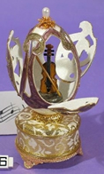 Oeufs musicaux en v&eacute;ritable coquille d oeuf de style faberg&eacute; Oeuf musical en v&eacute;ritable coquille d'oeuf de style faberg&eacute; : oeuf avec violon