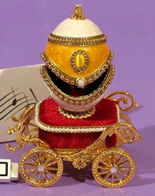 Oeufs musicaux en v&eacute;ritable coquille d oeuf de style faberg&eacute; Oeuf musical en v&eacute;ritable coquille d'oeuf de style Faberg&eacute; : oeuf carrosse jaune