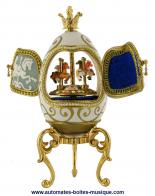 Oeufs musicaux en v&eacute;ritable coquille d'oeuf de style Faberg&eacute; Oeuf musical de style Faberg&eacute; en v&eacute;ritable coquille d'oeuf : oeuf musical avec chevaux de carrousel