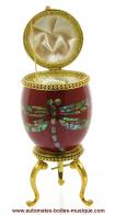 Oeufs musicaux en v&eacute;ritable coquille d'oeuf de style Faberg&eacute; Oeuf musical de style Faberg&eacute; en v&eacute;ritable coquille d'oeuf : oeuf musical avec libellule