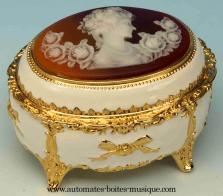 Bo&icirc;tes &agrave; musique en m&eacute;tal et porcelaine Bo&icirc;te &agrave; musique de 18 lames en m&eacute;tal et porcelaine : bo&icirc;te &agrave; musique ovale blanche