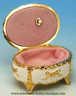 Bo&icirc;tes &agrave; musique en m&eacute;tal et porcelaine Bo&icirc;te &agrave; musique de 18 lames en m&eacute;tal et porcelaine : bo&icirc;te &agrave; musique ovale blanche