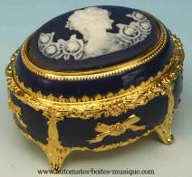 Bo&icirc;tes &agrave; musique en m&eacute;tal et porcelaine Bo&icirc;te &agrave; musique de 18 lames en m&eacute;tal et porcelaine : bo&icirc;te &agrave; musique ovale bleue