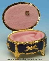 Bo&icirc;tes &agrave; musique en m&eacute;tal et porcelaine Bo&icirc;te &agrave; musique de 18 lames en m&eacute;tal et porcelaine : bo&icirc;te &agrave; musique ovale bleue