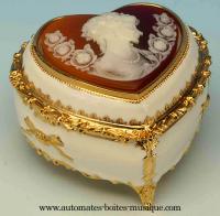 Bo&icirc;tes &agrave; musique en m&eacute;tal et porcelaine Bo&icirc;te &agrave; musique de 18 lames en m&eacute;tal et porcelaine : bo&icirc;te &agrave; musique blanche