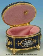 Bo&icirc;tes &agrave; musique en m&eacute;tal et porcelaine Bo&icirc;te &agrave; musique de 18 lames en m&eacute;tal et porcelaine : bo&icirc;te &agrave; musique ovale