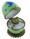 Oeuf musical de style Fabergé en porcelaine de Limoges avec grenouille verte - Musique sur l'eau (Haendel)