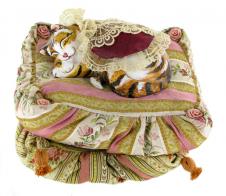 Automates vendus Petit automate musical en porcelaine de "L'Arbre à pain" représentant un chat en train de dormir sur un coussin