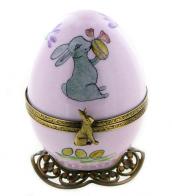 Oeufs musicaux de style Fabergé fabriqués en France Oeuf musical de style Fabergé fabriqué en France: oeuf musical rose en porcelaine avec lapin