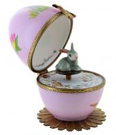 Oeufs musicaux de style Fabergé fabriqués en France Oeuf musical de style Fabergé fabriqué en France: oeuf musical rose en porcelaine avec lapin