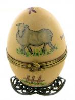 Oeufs musicaux de style Fabergé fabriqués en France Oeuf musical de style Fabergé fabriqué en France: oeuf musical en porcelaine avec agneau