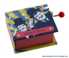 Boîtes à musique à manivelle en forme de livre Boîte à musique à manivelle en forme de livre: boîte à musique à manivelle "Laurel et Hardy"