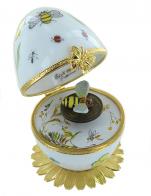 Oeufs musicaux de style Fabergé fabriqués en France Oeuf musical de style Fabergé en porcelaine de Limoges avec abeille - La valse des fleurs