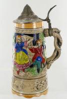 Instruments de musique mécanique anciens (Orgues et boîtes à musique anciens) Boîte à musique en forme de Chope à bière en barbotine avec deux décors différents