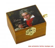 Boîtes à musique à manivelle en bois Boîte à musique à manivelle en bois avec image d'un portrait de L. v. Beethoven - L'hymne à la joie