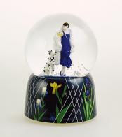 Boules à neige musicales classiques sur commande (Nous contacter) Boule à neige musicale avec globe en verre et base en porcelaine: boule à neige "Dame avec robe des années 20 et dalmatien"