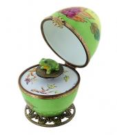 Oeufs musicaux de style Fabergé fabriqués en France Oeuf musical de style Fabergé en porcelaine de Limoges avec grenouille - La flûte enchantée