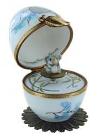 Oeufs musicaux de style Fabergé fabriqués en France Oeuf musical de style Fabergé en porcelaine de Limoges avec koala - Berceuse de Johannes Brahms