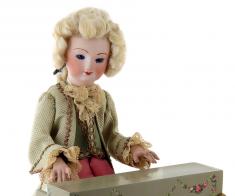 Automates anciens des 19 et 20 èmes siècles Automate musical traditionnel de Jean et Anne Farkas: automate Mozart pianiste (deuxième moitié du XXème siècle)