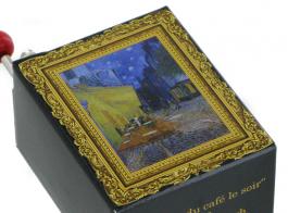 Boîtes à musique à manivelle en carton illustré Boîte à musique à manivelle de 18 notes dans une boîte en carton - Terrasse du café le soir (Vincent van Gogh) - I love Paris