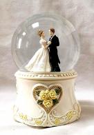 Boules à neige musicales classiques (en stock) Boule à neige musicale avec globe en verre et couple de mariés: boule à neige avec mélodie "La marche nuptiale"