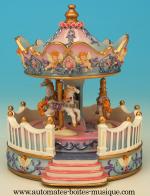 Carrousels musicaux miniatures en polystone Carrousel musical miniature en polystone : carrousel musical avec balustrade