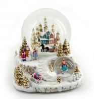 Boules à neige musicales de Noël disponibles sur commande (nous contacter) Grande scène musicale composée de deux boules à neige contenant une scène de maison enneigée et une scène avec patineuse
