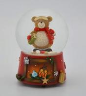 Boules à neige musicales de Noël disponibles sur commande (nous contacter) Boule à neige musicale de Noël avec globe en verre, neige et ours en peluche tenant un cadeau de Noël