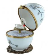 Oeufs musicaux de style Fabergé fabriqués en France Oeuf musical de style Fabergé en porcelaine de Limoges avec cygne - Le lac des cygnes