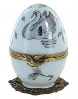 Oeufs musicaux de style Fabergé fabriqués en France Oeuf musical de style Fabergé en porcelaine de Limoges avec cygne - Le lac des cygnes