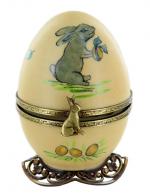 Oeufs musicaux de style Fabergé fabriqués en France Oeuf musical de style Fabergé fabriqué en France: oeuf musical en porcelaine de Limoges avec lapin