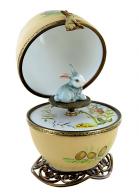 Oeufs musicaux de style Fabergé fabriqués en France Oeuf musical de style Fabergé fabriqué en France: oeuf musical en porcelaine de Limoges avec lapin