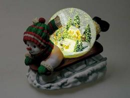 Boules à neige musicales de Noël disponibles sur commande (nous contacter) Boule à neige musicale de Noël en forme de bonhomme de neige allongé sur une luge - Winter Wonderland