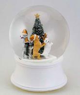 Boules à neige musicales de Noël disponibles sur commande (nous contacter) Boule à neige musicale de Noël avec globe en verre et scène de chiens déguisés - O Tannenbaum