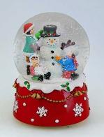 Boules à neige musicales de Noël disponibles sur commande (nous contacter) Boule à neige musicale de Noël avec globe en verre et scène d'enfants fabriquant un bonhomme de neige