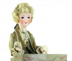 Automates anciens des 19 et 20 &egrave;mes si&egrave;cles Automate musical traditionnel de Jean et Anne Farkas: automate Mozart pianiste (deuxi&egrave;me moiti&eacute; du XX&egrave;me si&egrave;cle)