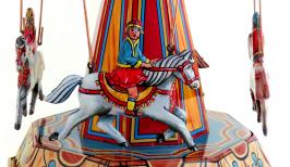 Jouets m&eacute;caniques en m&eacute;tal, t&ocirc;le ou fer blanc Jouet m&eacute;canique en m&eacute;tal (fer-blanc: t&ocirc;le d'acier recouverte d'&eacute;tain) - Carrousel avec 4 chevaux