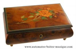 Boîtes à bijoux musicales en bois naturel fabriquées en Italie (18 et 30 lames) Boîte à bijoux musicale en bois naturel de 18 lames : boîte à bijoux musicale avec rose de couleur rose