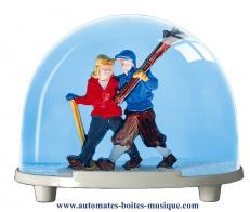 Boules à neige classiques non musicales fabriquées en Allemagne Boule à neige classique non musicale allemande : boule à neige en plastique avec skieurs