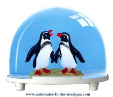 Boules à neige classiques non musicales fabriquées en Allemagne Boule à neige classique non musicale allemande : boule à neige en plastique avec pingouins